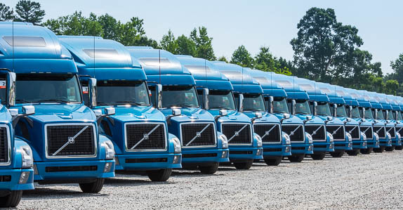 2014 VOLVO VNL64T780 truck tractors lined up for auction 2014 VOLVO VNL64T780 truck tractors lined up for auction