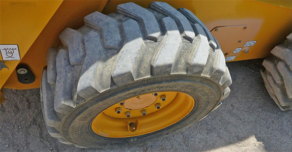 Skid steer loader inspection tips from Ritchie Bros. and IronPlanet. Skid steer loader inspection tips from Ritchie Bros. and IronPlanet.