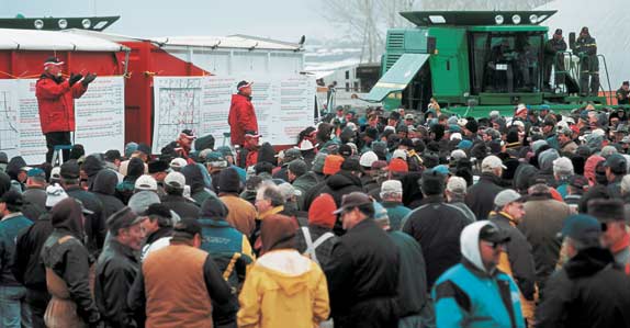 ag auction crowd ag auction crowd