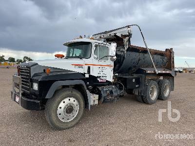 2002 MACK  RD688S  6x4  Dump Truck (T/A)