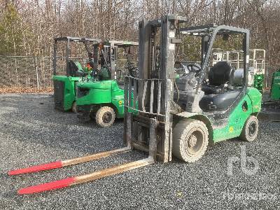 2014 Komatsu FG30HT16 5500 lb Dual Fuel Pneumatic Tire Forklift
