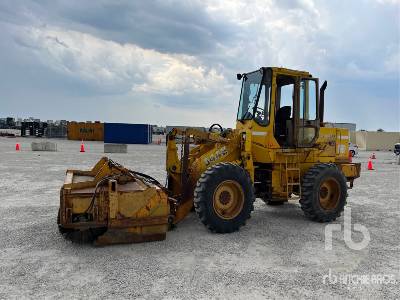 1990 John Deere 344E With sweeper Wheel Loader
