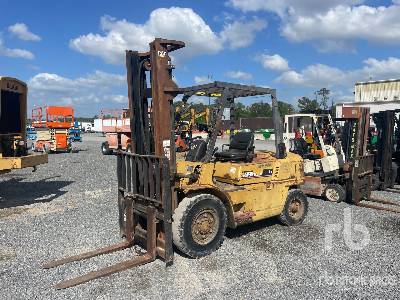 Cat DP40 7400 lb Diesel Pneumatic Tire Forklift
