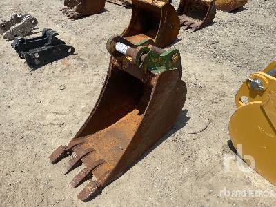 John Deere 18 in Digging Excavator Bucket