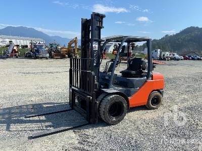 Toyota 8FGU32 6020 lb LPG Pneumatic Tire Forklift