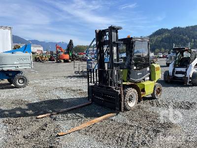 2001 Clark CGP40 6900 lb LPG Pneumatic Tire Forklift