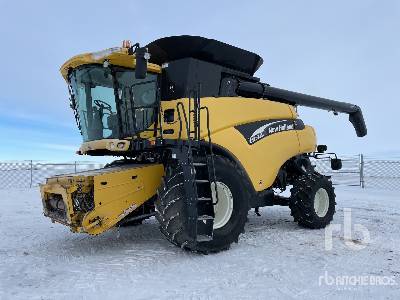 2004 New Holland CR970 Combine Harvester
