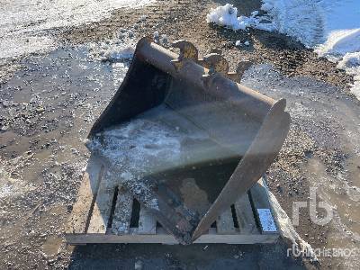 Brandt 44 in Q/C Cleanup Excavator Bucket - Fits John Deere 60D