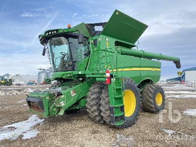 2015 John Deere S690 Combine Harvester