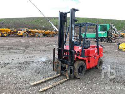 Nissan 25 Diesel Pneumatic Tire Forklift