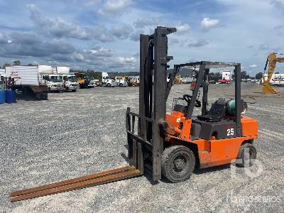 Nissan 25 LPG Pneumatic Tire Forklift