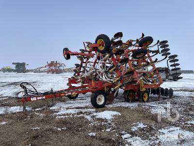 2000 Bourgault 8810 31 ft Air Drill