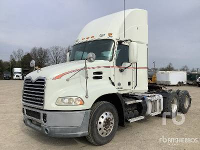 Photo of a 2015 Mack CXU613 PINNACLE