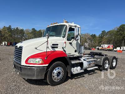 Photo of a 2011 Mack CXU613 PINNACLE