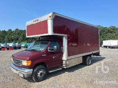 Photo of a 2003 Ford E-450
