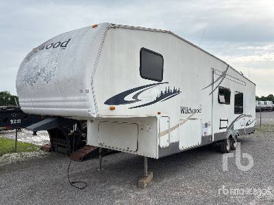 2005 FOREST RIVER  WILDWOOD  35 ft T/A  Travel Trailer