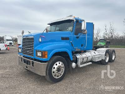 Photo of a 2015 Mack CHU613