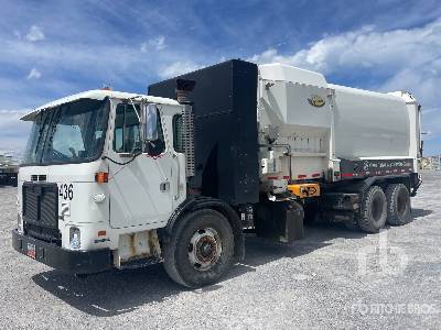 Photo of a 2011 Autocar ACX64