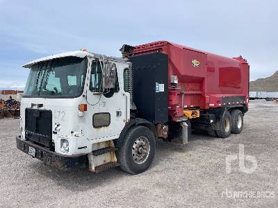 Photo of a 2010 Autocar ACX64