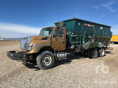 Photo of a 2013 International 7400