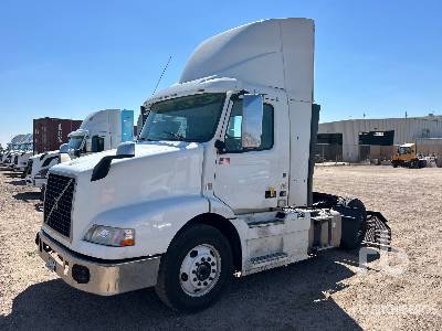 2017 VOLVO VNM 4x2 (Inoperable) Truck Tractor (S/A) 2017 VOLVO VNM 4x2 (Inoperable) Truck Tractor (S/A)