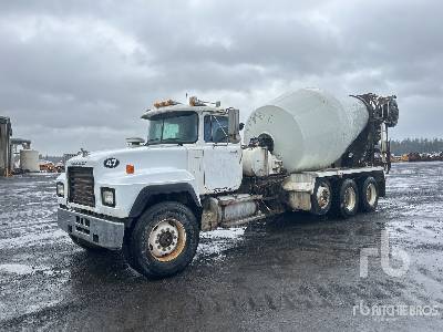 Photo of a 1999 Mack RD690S