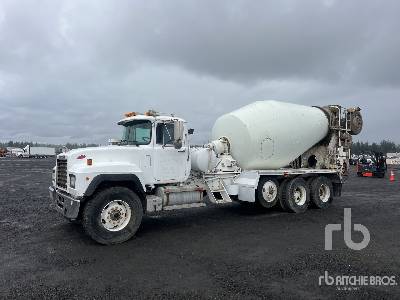 Photo of a 1999 Mack RD690S