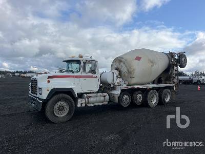 Photo of a 2000 Mack RD688S