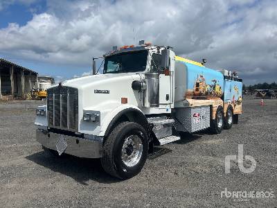 Photo of a 2004 Kenworth W900B