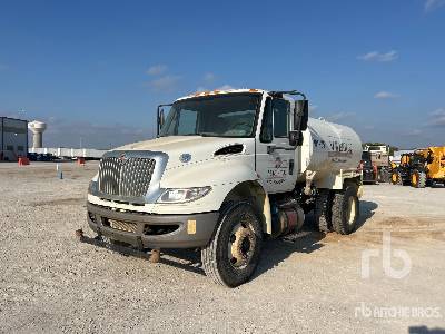 2015 INTERNATIONAL 4300 4x2 Water Truck 2015 INTERNATIONAL 4300 4x2 Water Truck