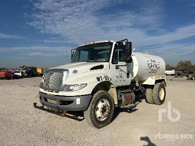 2015 INTERNATIONAL 2000 gal 4x2 Water Truck 2015 INTERNATIONAL 2000 gal 4x2 Water Truck