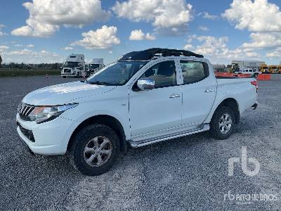 2017 MITSUBISHI  L200  4x4 Crew Cab Camioneta /  Pickup