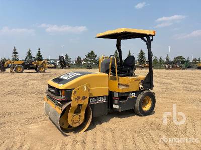 Photo of a 2000 Caterpillar CB335D