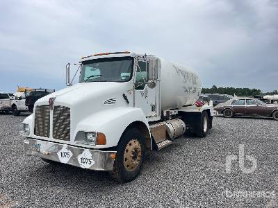 Photo of a 2002 Kenworth T300