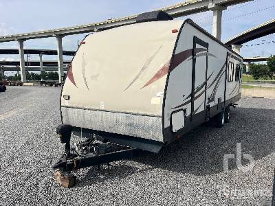2015 CROSSROADS  HCT32RL15  32 ft T/A  Travel Trailer