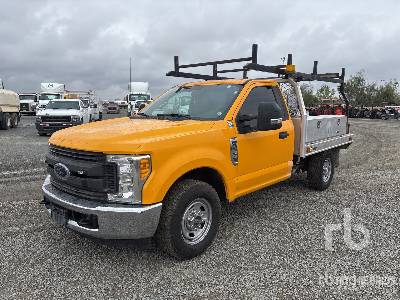 2017 FORD F-250 XL 4x2 Flatbed Truck 2017 FORD F-250 XL 4x2 Flatbed Truck