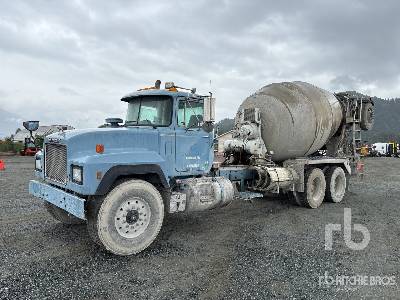 Photo of a 2001 Mack RD690S