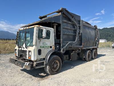 Photo of a 1999 Mack MR690S