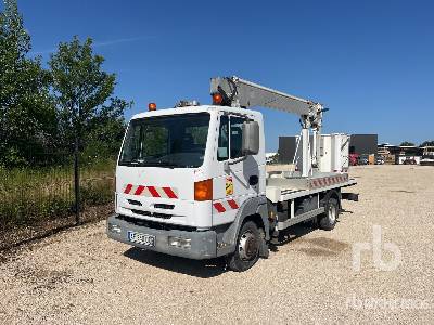 Photo of a 2003 Nissan 2003 Multitel MJ190DS 19 m on 4 ...