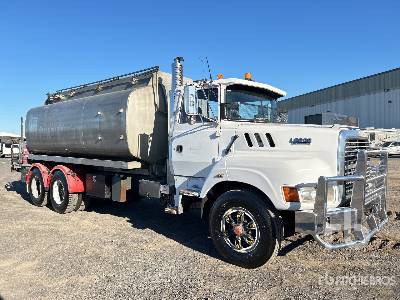 Photo of a 1994 Ford L8000