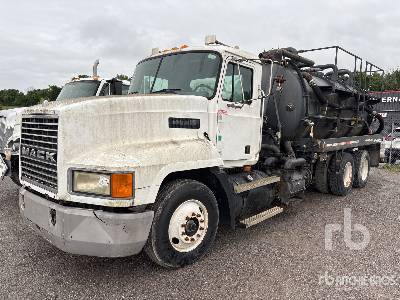 Photo of a 2000 Mack CH613