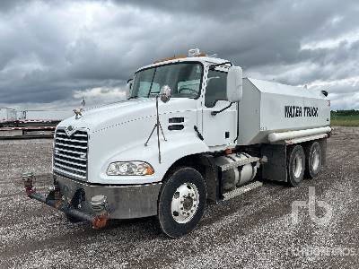 Photo of a 2004 Mack CX613