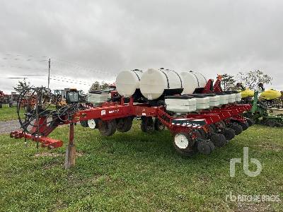 WHITE 6180 12 Row Planter WHITE 6180 12 Row Planter