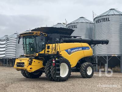 Photo of a 2017 New Holland CR8.90