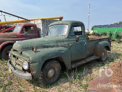 Photo of a 1953 International R-110