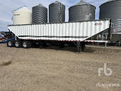 2017 DOEPKER  45 ft Tri/A  Grain Trailer