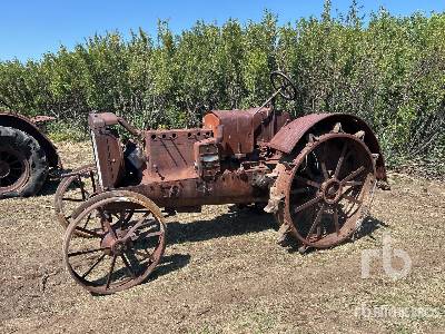 MASSEY-HARRIS Antique Tractor MASSEY-HARRIS Antique Tractor