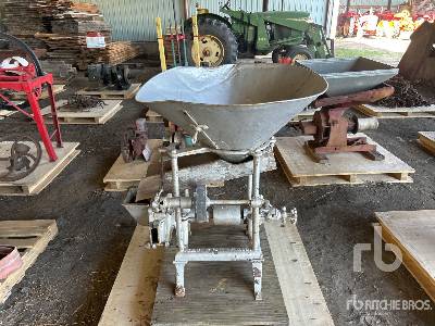 MASSEY-HARRIS Tub-Grinder MASSEY-HARRIS Tub-Grinder