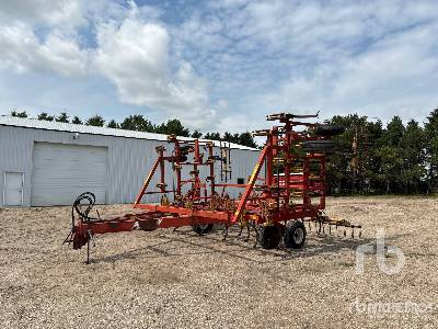 1983 BOURGAULT  COMMANDER 28-32  28 ft  Cultivator